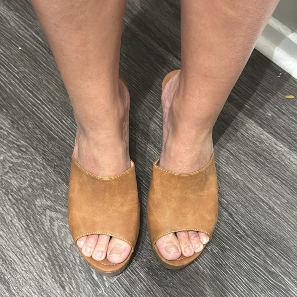 Brown platform mule with thick block heel and open toe - Picture 4 of 5